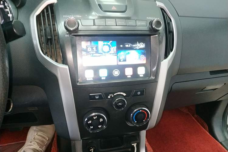 Used Isuzu TAGA 2018 3.0T Two-Wheel Drive Ultra-Luxury Version Audio And AC Panel