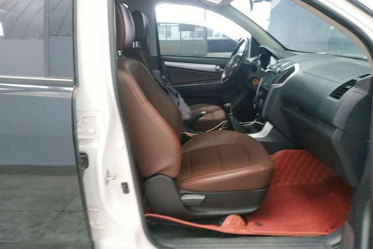 Used Isuzu TAGA 2018 3.0T Two-Wheel Drive Ultra-Luxury Version Right Front Seat