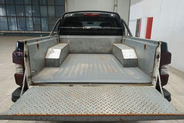 Used Isuzu TAGA 2018 3.0T Two-Wheel Drive Ultra-Luxury Version Trunk