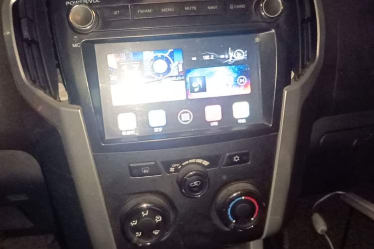 Used Isuzu TAGA 2018 3.0T Two-Wheel Drive Luxury Edition Audio And AC Panel