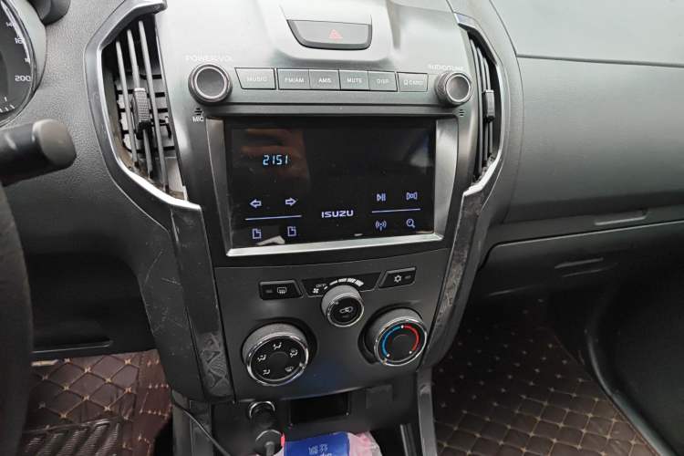 Used Isuzu TAGA 2018 3.0T Four-Wheel Drive Luxury Edition Audio And AC Panel