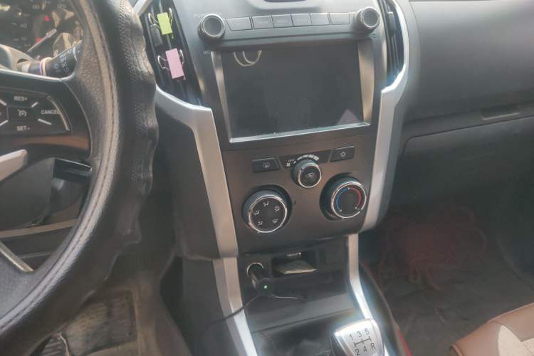 Used Isuzu TAGA 2018 3.0T Two-Wheel Drive Luxury Edition Audio And AC Panel