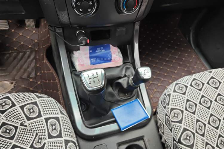 Used Isuzu TAGA 2018 3.0T Four-Wheel Drive Luxury Edition Gear Lever