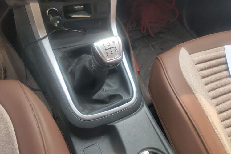 Used Isuzu TAGA 2018 3.0T Two-Wheel Drive Luxury Edition Gear Lever
