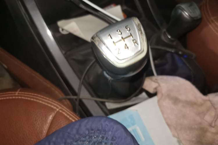 Used Isuzu TAGA 2018 3.0T Four-Wheel Drive Luxury Edition Gear Lever