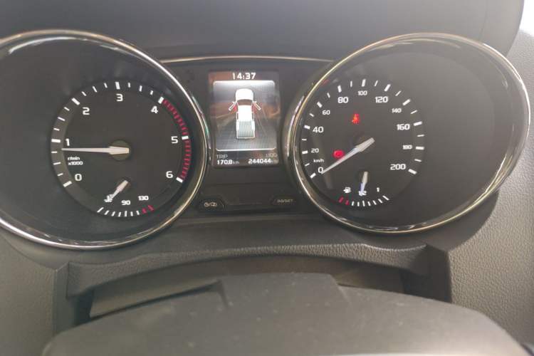 Used Isuzu TAGA 2018 3.0T Two-Wheel Drive Luxury Edition Odometer Close Up
