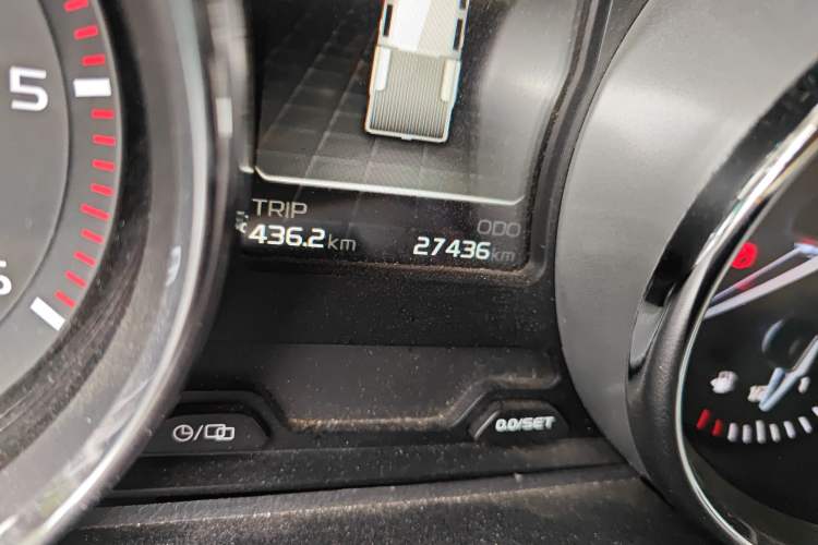 Used Isuzu TAGA 2018 3.0T Four-Wheel Drive Luxury Edition Odometer Close Up