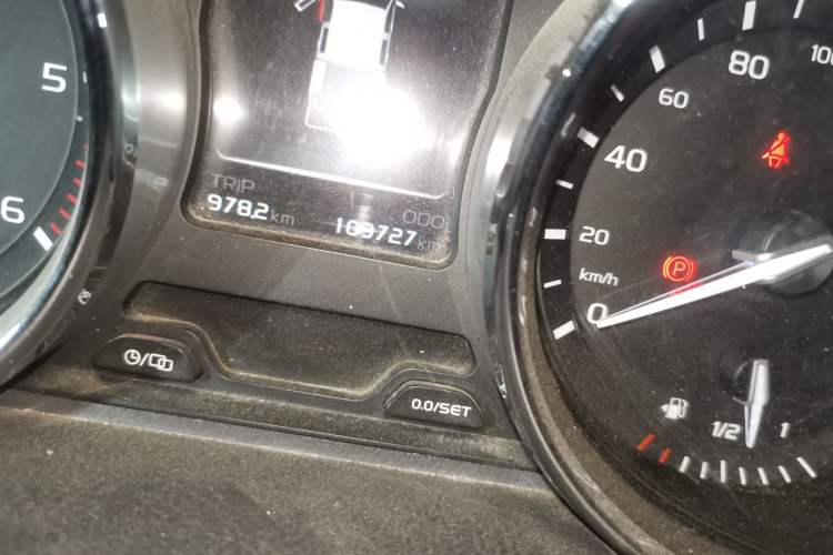 Used Isuzu TAGA 2018 3.0T Four-Wheel Drive Luxury Edition Odometer Close Up