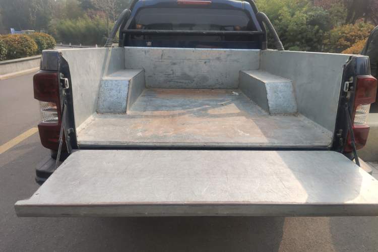 Used Isuzu TAGA 2018 3.0T Two-Wheel Drive Luxury Edition Trunk