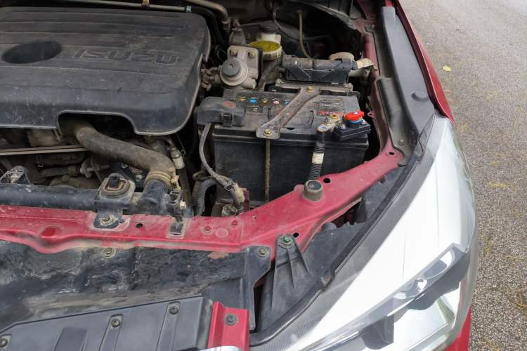 Used Isuzu TAGA 2018 3.0T Four-Wheel Drive Ultra-Luxury Version Engine Bay Left