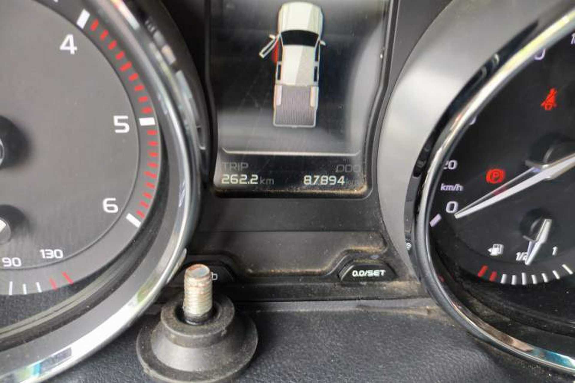 Used Isuzu TAGA 2018 3.0T Four-Wheel Drive Ultra-Luxury Version Odometer Close Up