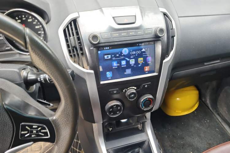 Used Isuzu TAGA 2018 3.0T Two-Wheel Drive Ultra-Luxury Version Audio And AC Panel
