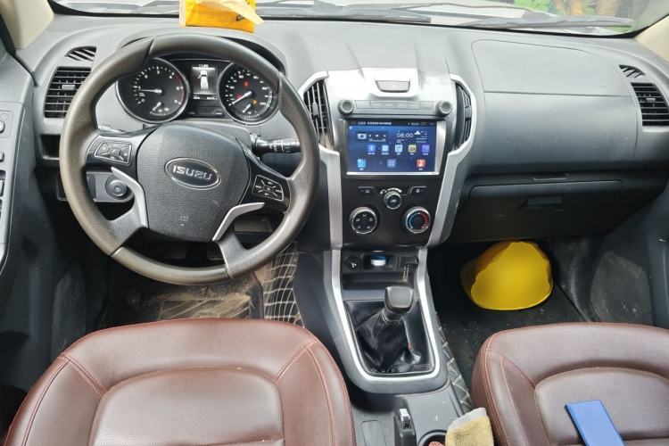 Used Isuzu TAGA 2018 3.0T Two-Wheel Drive Ultra-Luxury Version Center Console