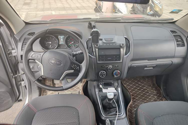 Used Isuzu TAGA 2018 3.0T Two-Wheel Drive Elite Edition Center Console