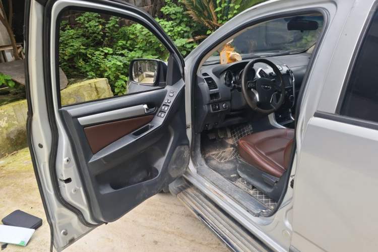 Used Isuzu TAGA 2018 3.0T Two-Wheel Drive Ultra-Luxury Version Driver Seat