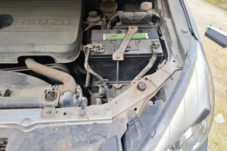 Used Isuzu TAGA 2018 3.0T Two-Wheel Drive Ultra-Luxury Version Engine Bay Left