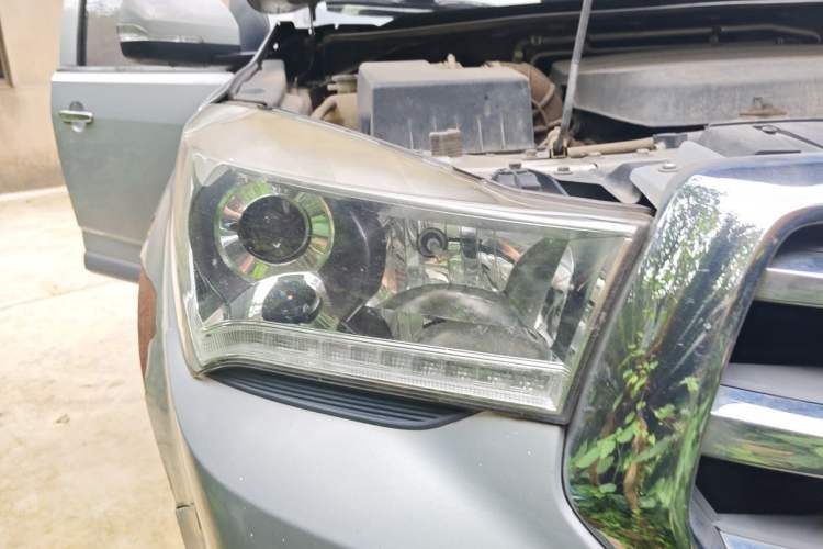 Used Isuzu TAGA 2018 3.0T Two-Wheel Drive Ultra-Luxury Version Right Front Headlight