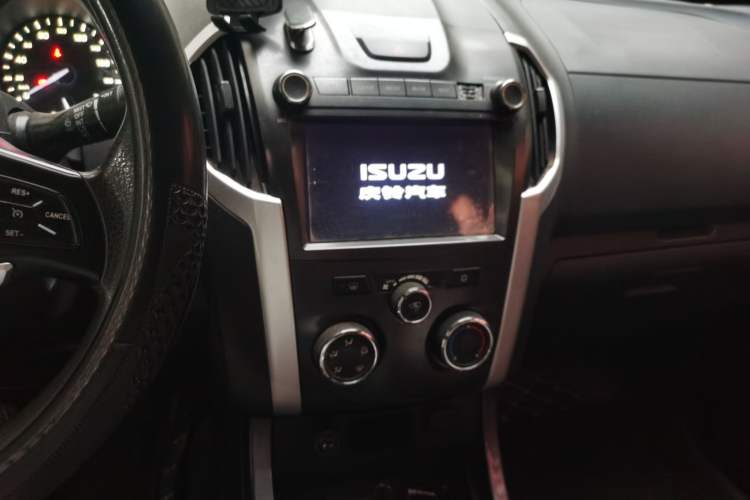 Used Isuzu TAGA 2018 3.0T Four-Wheel Drive Luxury Edition Audio And AC Panel