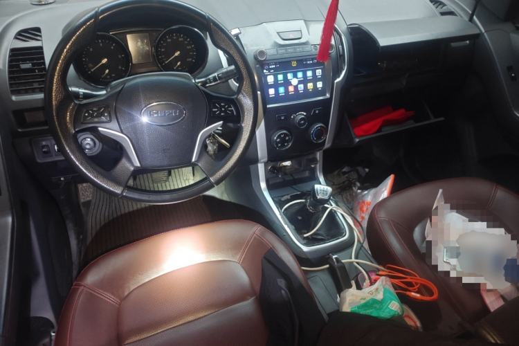 Used Isuzu TAGA 2018 3.0T Two-Wheel Drive Luxury Edition Center Console