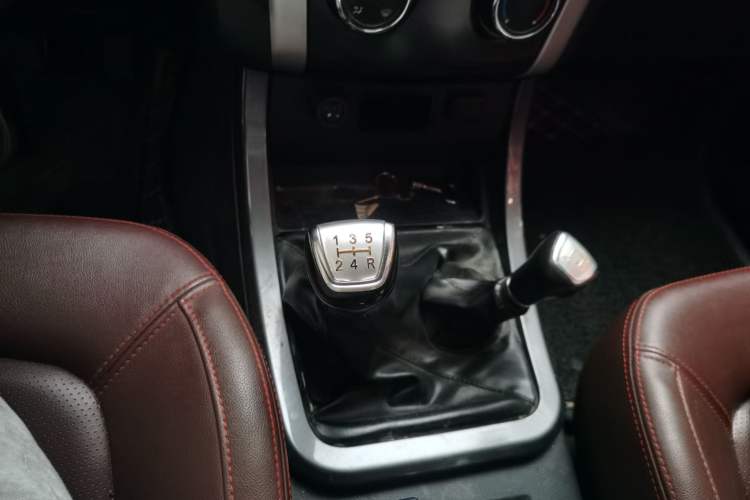 Used Isuzu TAGA 2018 3.0T Four-Wheel Drive Luxury Edition Gear Lever