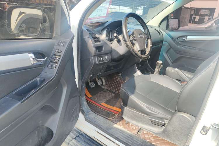 Used Isuzu TAGA 2018 3.0T Four-Wheel Drive Ultra-Luxury Version Interior 2
