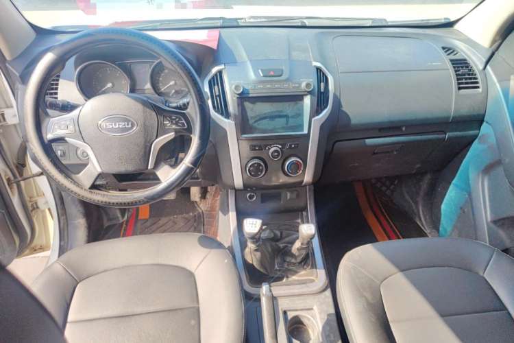 Used Isuzu TAGA 2018 3.0T Four-Wheel Drive Ultra-Luxury Version Interior 3