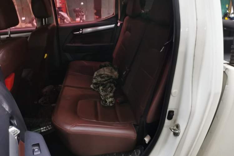 Used Isuzu TAGA 2018 3.0T Four-Wheel Drive Luxury Edition Left Rear Seat