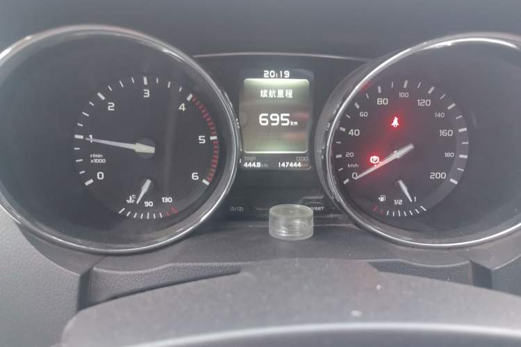 Used Isuzu TAGA 2018 3.0T Four-Wheel Drive Luxury Edition Odometer Close Up