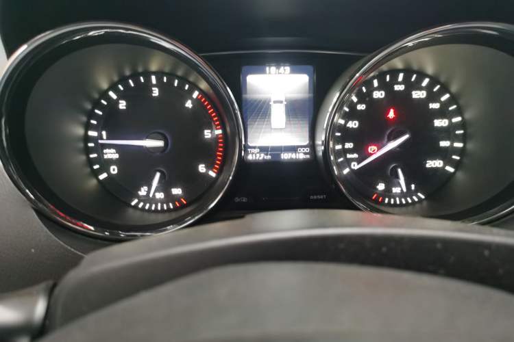 Used Isuzu TAGA 2018 3.0T Four-Wheel Drive Luxury Edition Odometer Close Up