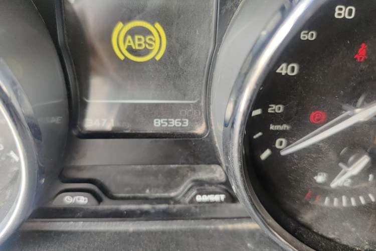 Used Isuzu TAGA 2018 3.0T Four-Wheel Drive Ultra-Luxury Version Odometer Close Up