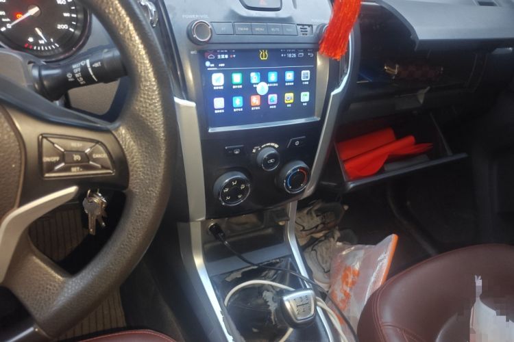 Used Isuzu TAGA 2018 3.0T Two-Wheel Drive Luxury Edition Odometer Close Up