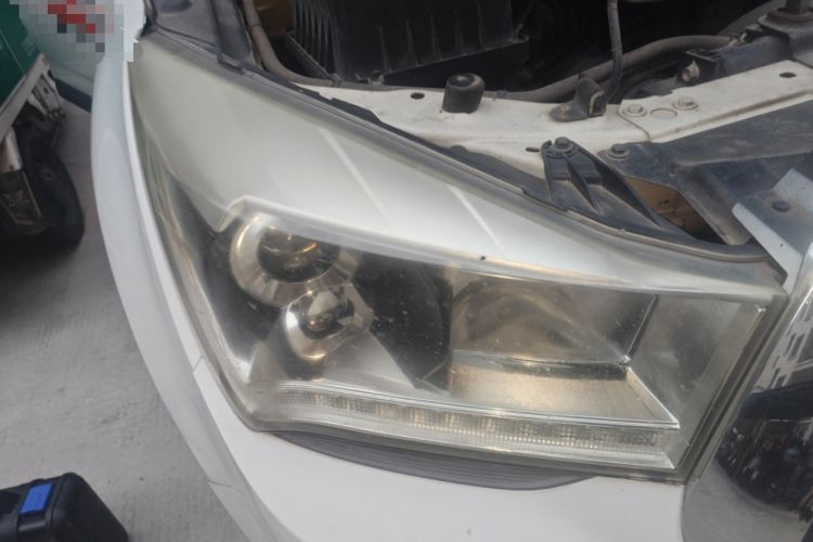 Used Isuzu TAGA 2018 3.0T Two-Wheel Drive Luxury Edition Right Front Headlight