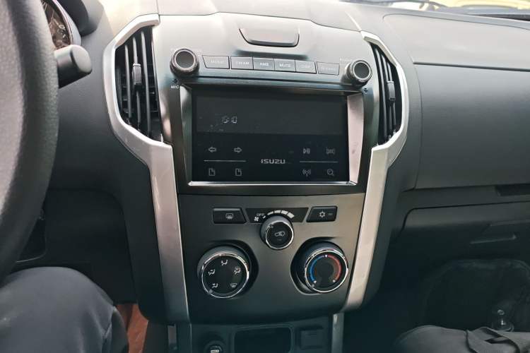 Used Isuzu TAGA 2021 3.0T Diesel Manual Two-Wheel Drive Value Edition Long Wheelbase 4KH1CT6H1 Audio And AC Panel
