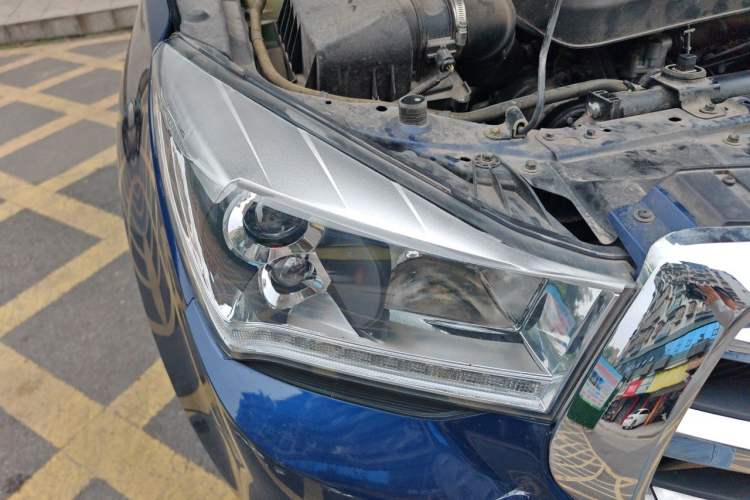 Used Isuzu TAGA 2021 3.0T Diesel Manual Two-Wheel Drive Value Edition Long Wheelbase 4KH1CT6H1 Right Front Headlight