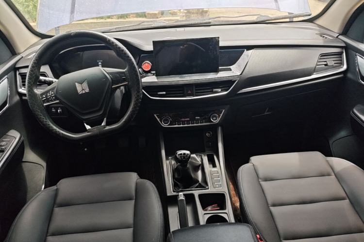 Used Isuzu TAGA Dargo H 2021 3.0T Diesel Manual Two-Wheel Drive Luxury Edition Long Wheelbase 4KH1CT6H1 Center Console