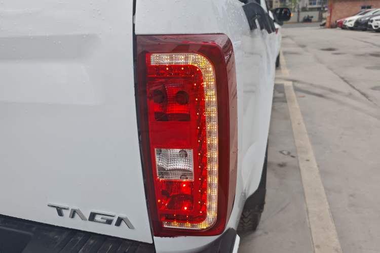 Used Isuzu TAGA Dargo H 2021 3.0T Diesel Manual 4x4 Value Edition Long Wheelbase 4KH1CT6H1 Right Rear Taillight