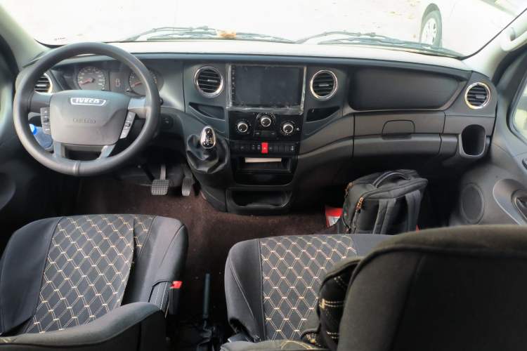 Used Iveco 2021 3.0T Automatic Chaorui Short Wheelbase High-Roof Side-Sliding Door F1C Center Console