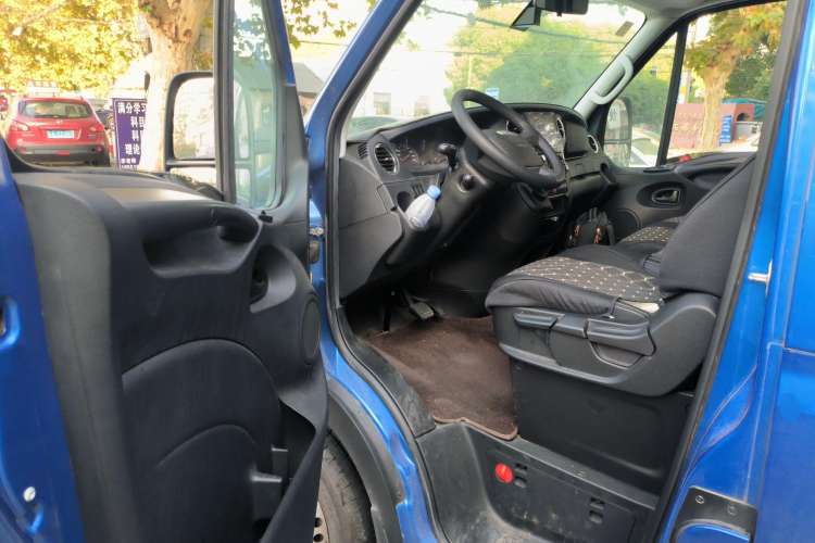 Used Iveco 2021 3.0T Automatic Chaorui Short Wheelbase High-Roof Side-Sliding Door F1C Driver Seat