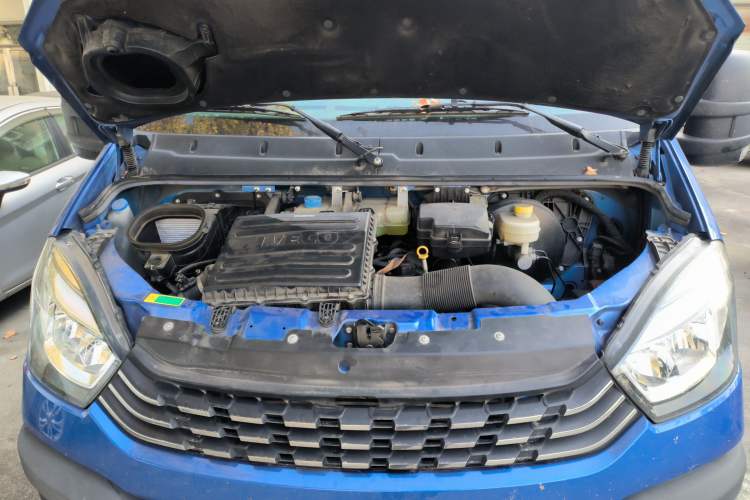 Used Iveco 2021 3.0T Automatic Chaorui Short Wheelbase High-Roof Side-Sliding Door F1C Engine Bay