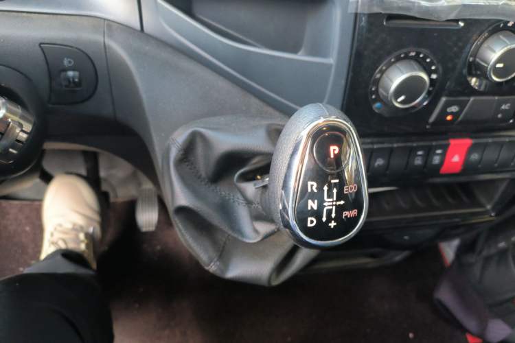 Used Iveco 2021 3.0T Automatic Chaorui Short Wheelbase High-Roof Side-Sliding Door F1C Gear Lever