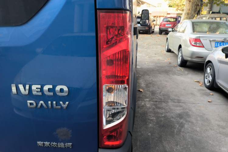 Used Iveco 2021 3.0T Automatic Chaorui Short Wheelbase High-Roof Side-Sliding Door F1C Right Rear Taillight