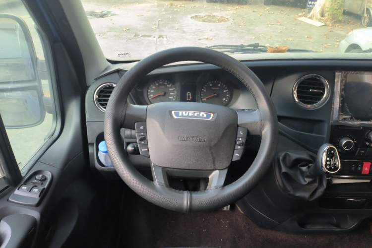 Used Iveco 2021 3.0T Automatic Chaorui Short Wheelbase High-Roof Side-Sliding Door F1C Steering Wheel
