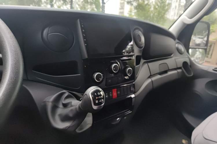 Used Iveco 2021 2.0T Manual Super Rui Short Wheelbase Low-Roof Manual Door F1A Audio And AC Panel