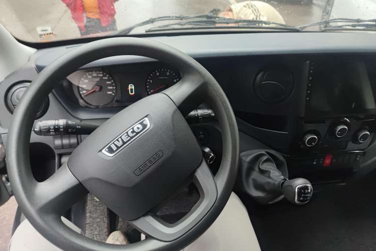 Used Iveco 2021 2.0T Manual Super Rui Short Wheelbase Low-Roof Manual Door F1A Center Console