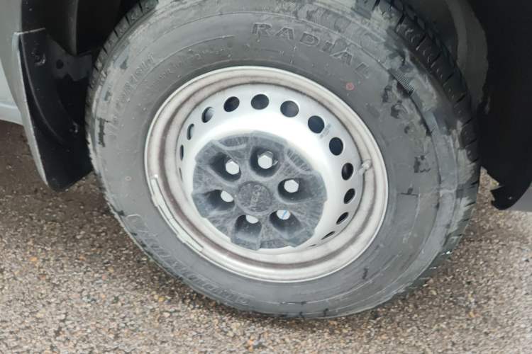 Used Iveco 2021 2.0T Manual Super Rui Short Wheelbase Low-Roof Manual Door F1A Right Front Wheel Hub