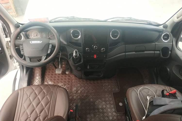 Used Iveco 2021 3.0T Automatic Chaorui Long Wheelbase Short Overhang High Roof Side-Sliding Door F1C Center Console