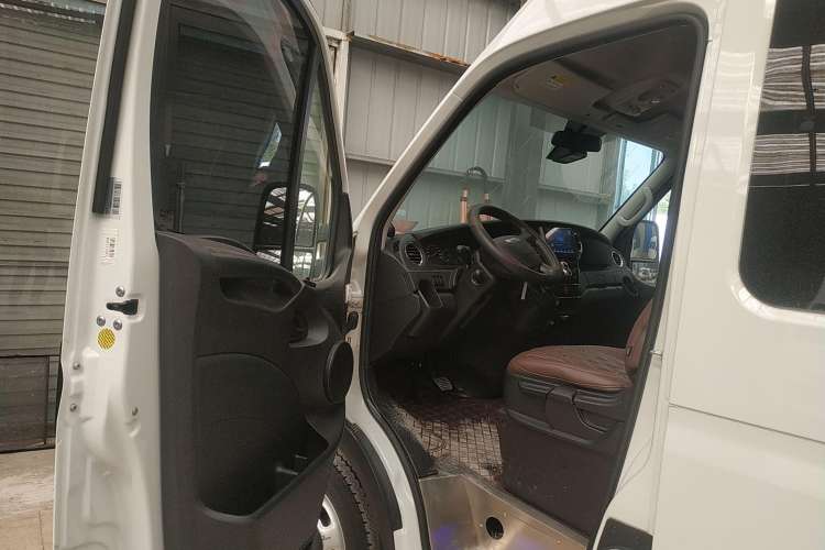 Used Iveco 2021 3.0T Automatic Chaorui Long Wheelbase Short Overhang High Roof Side-Sliding Door F1C Driver Seat