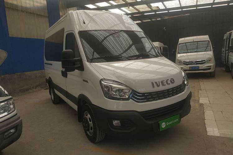 Used Iveco 2021 3.0T Automatic Chaorui Long Wheelbase Short Overhang High Roof Side-Sliding Door F1C Front Right 45 Deg