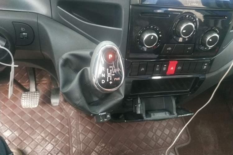 Used Iveco 2021 3.0T Automatic Chaorui Long Wheelbase Short Overhang High Roof Side-Sliding Door F1C Gear Lever