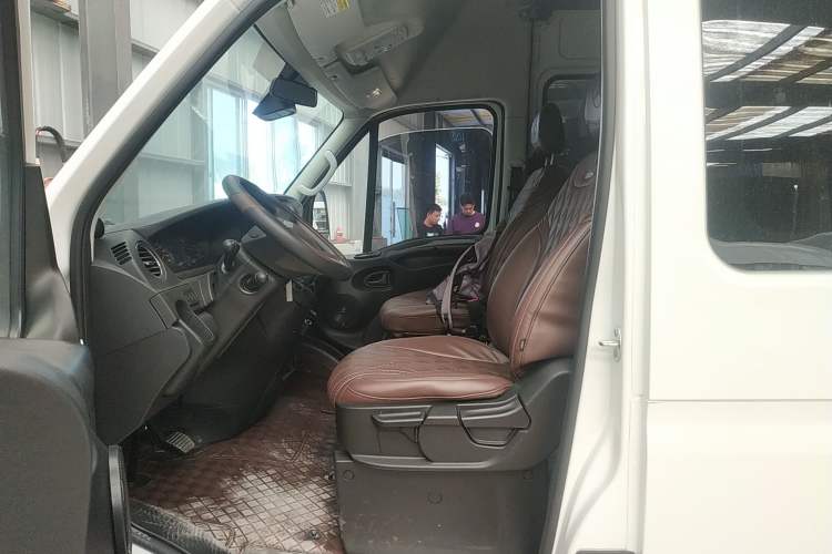 Used Iveco 2021 3.0T Automatic Chaorui Long Wheelbase Short Overhang High Roof Side-Sliding Door F1C Left Front Seat